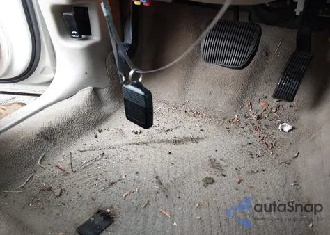 2004 Lincoln Town Car Signature z USA, uszkodzony, nr VIN 1LNHM81W74Y666042